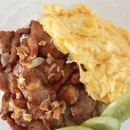ข้าวหมูทอดไข่คน