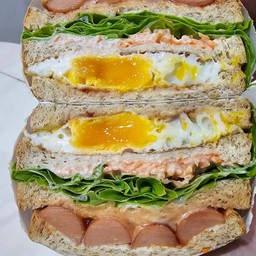 แซนวิชเกาหลีไส้กรอก,ไข่ดาว