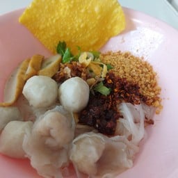 เตี๋ยวลูกชิ้นปลาต้มยำโบราณ