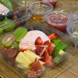 กรีกโยเกิร์ตรสสตอเบอร์รี่ 80 กรัมพร้อมผลไม้