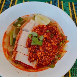 บะหมี่หมูกรอบต้มยำมะนาวสด