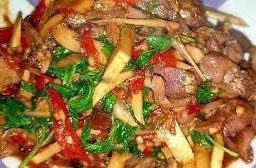 ผัดกระเพราเครื่องในไก่ใส่หน่อไม้ ราดข้าว