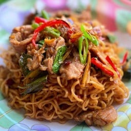 ข้าวไก่ย่างจิ้มแจ่ว by Ryuji House ตลาดแม่กลอง