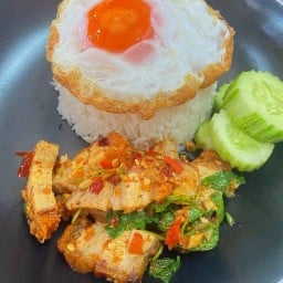 กะเพราพริกแห้ง จัดจ้าน สันติธรรม