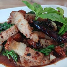 กระเพราหมูกรอบพริกแห้ง