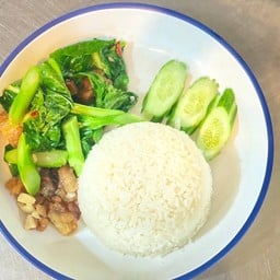 คะน้าหมูกรอบราดข้าว