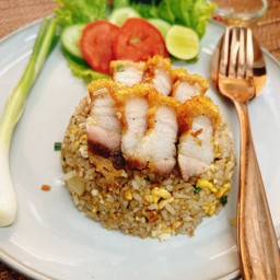 ข้าวผัดไข่ หมูกรอบ