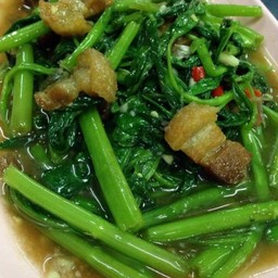 ผัดผักบุ้งหมูกรอบ