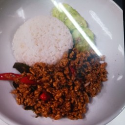 กระเพราหมูสับราดข้าว