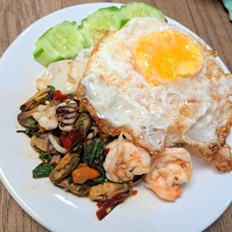 กระเพราทะเลพริกแห้ง