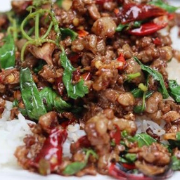 ผัดกระเพราเนื้อสับราดข้าวพิเศษ