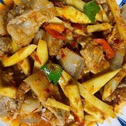 ข้าวหมูสามชั้นผัดพริกแกงหน่อไม้
