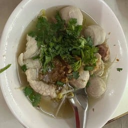 ก๋วยเตี๋ยวลูกชิ้นหมูสด
