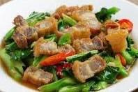 คะน้าหมูกรอบ