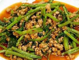 ผัดพริกแกงผักบุ้งราดข้าว