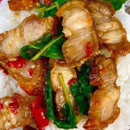 กระเพรา หมูกรอบ ราดข้าว