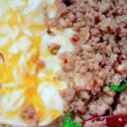 ข้าวไข่ขยี้กะเพาหมูสับ