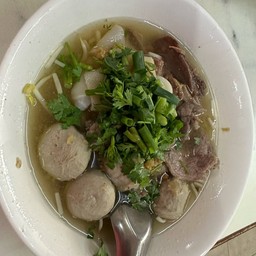 ก๋วยเตี๋ยวลูกชิ้นเครื่องใน