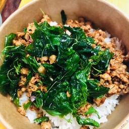 ข้าวกระเพราไข่เยี่ยวม้า