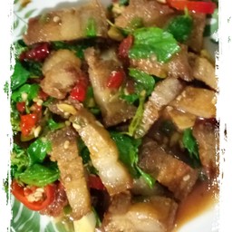 กระเพราหมูกรอบ