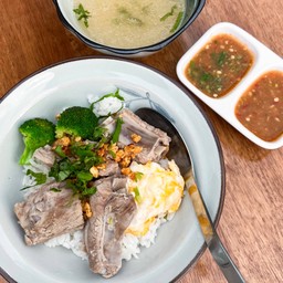 ข้าวต้มแห้งกระดูกหมู