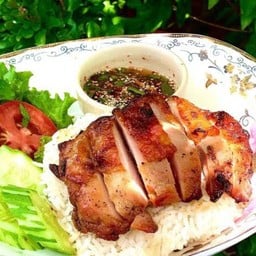 ข้าวไก่ย่างจิ้มแจ๋ว