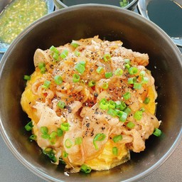 ข้าวไข่ข้นหมูสามชั้นสไลซ์