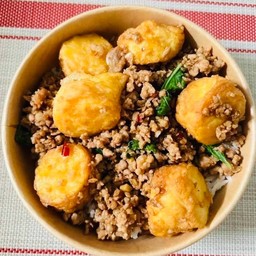 ข้าวกระเพราหมูสับเต้าหู้ไข่พริกแห้ง