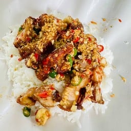 ข้าวราดหมูกรอบผัดพริกเกลือ