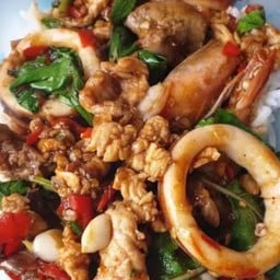 ข้าวราดกะเพรารวมญาติ