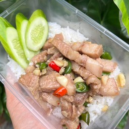 ข้าวหมูสามชั้นผัดกะปิใส่พริก
