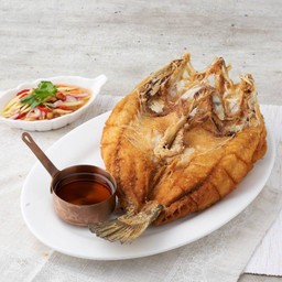 ปลากะพงทอดน้ำปลา เสิร์ฟพร้อมยำมะม่วง