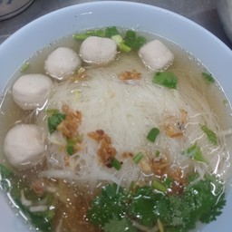 เส้นหมี่ลูกชิ้นหมูน้ำใส