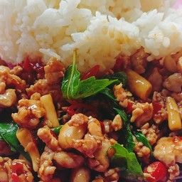 กะเพราหมูสับราดข้าว