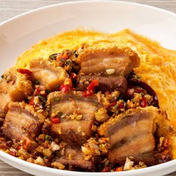 ข้าวหมูกรอบคั่วพริกเกลือไข่ข้น