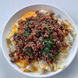 ข้าวกระเพราหมูพริกแห้งไข่ขยี้