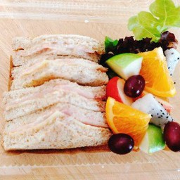 แซนวิส แฮมไก่ชีส + มินิสลัด เลือกซอสแซนวิสเพิ่มเติมนะคะ