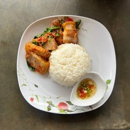 กะเพราหมูกรอบ