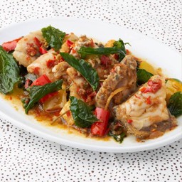 เนื้อปลากะพงผัดขี้เมากะเพรากรอบ