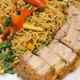 มาม่าผัดขี้เมาหมูกรอบ