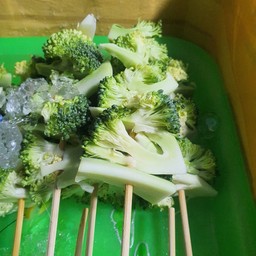 บร็อคโคลี่ย่าง ( หม่าล่า )