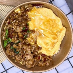 ข้าวกระเพราหมูพริกแห้งไข่ข้น