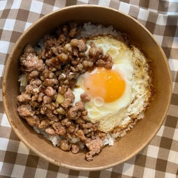 ข้าวหมูกระเทียมไข่ดาว