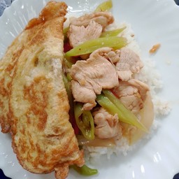 ผัดพริกหยวกไก่ราดข้าว+ไข่เจียว