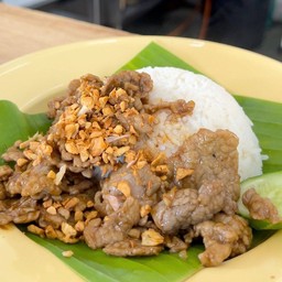 ข้าวเนื้อชิ้นผัดกระเทียม