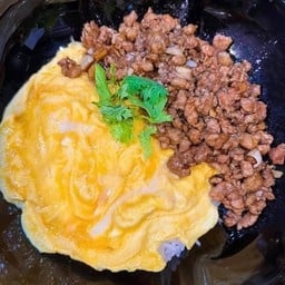 ข้าวหมูกระเทียมไข่ข้น