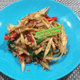 ข้าว+หมูผัดหน่อไม้เหลืองสับผัดกะเพรา