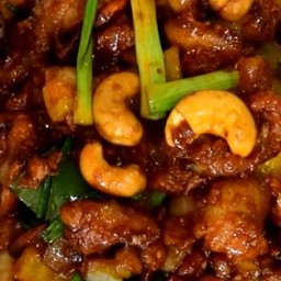 หมูกรอบผัดเม็ดมะม่วง
