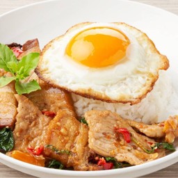 ข้าวหน้ากะเพรา 2 หมู (หมูชิ้น หมูกรอบ)