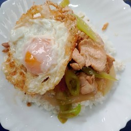 ผัดพริกหยวกไก่ราดข้าว+ไข่ดาว
